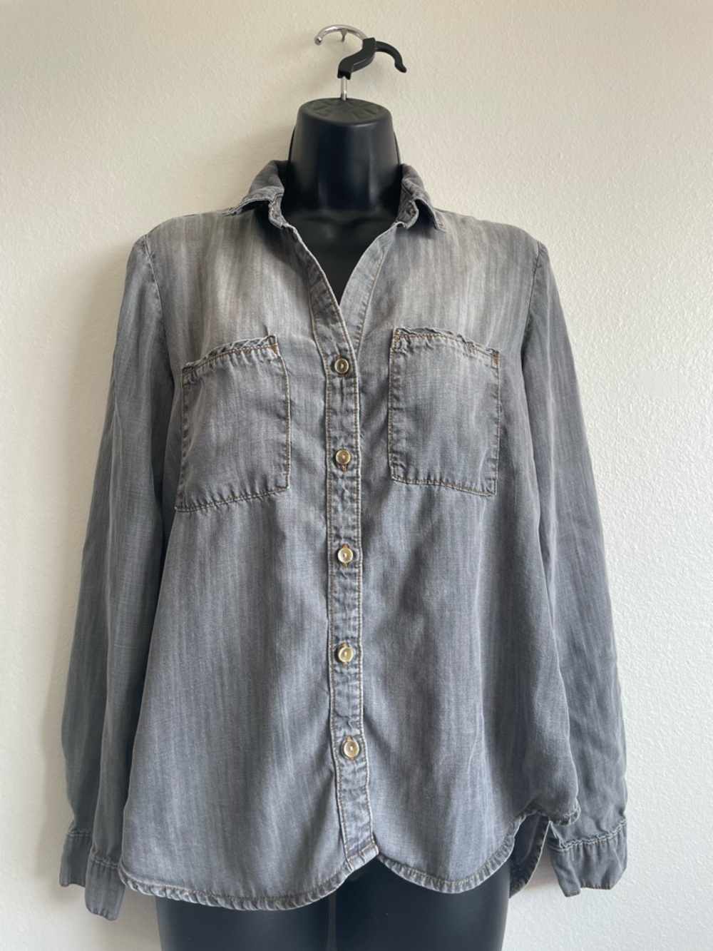 Cloth & Stone Anthropologie Button Down Shirt Gray Chambray Lightweight XS - Picture 2 of 12